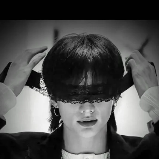 chat with ai character: hyunjin 