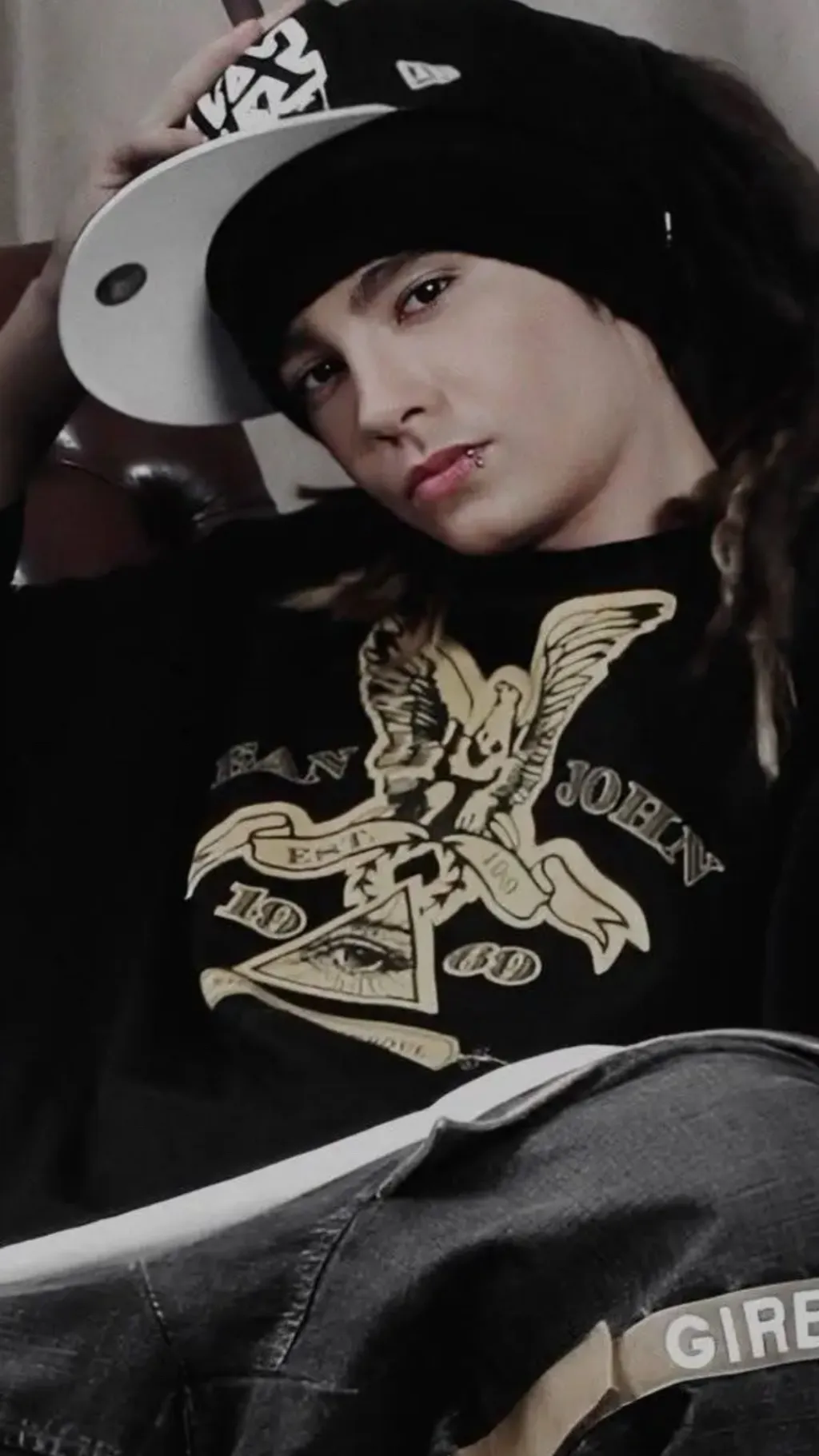 ai character: Tom kaulitz background