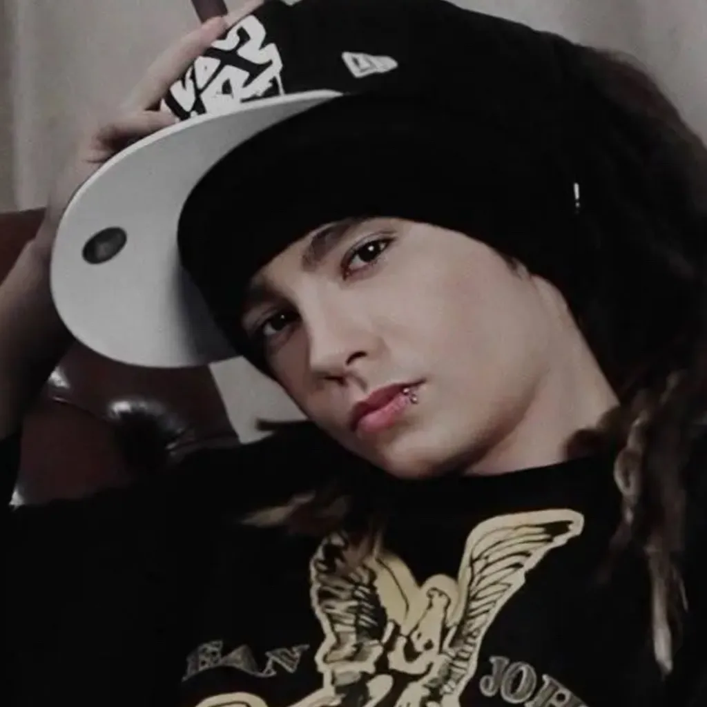 chat with ai character: Tom kaulitz