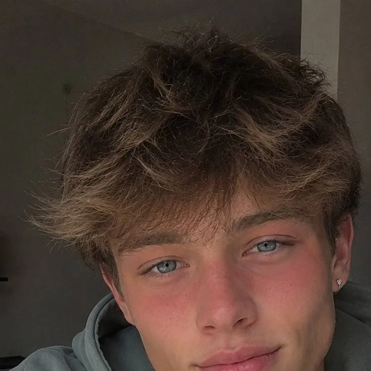 chat with ai character: lucas