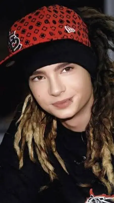 ai character: Tom Kaulitz background