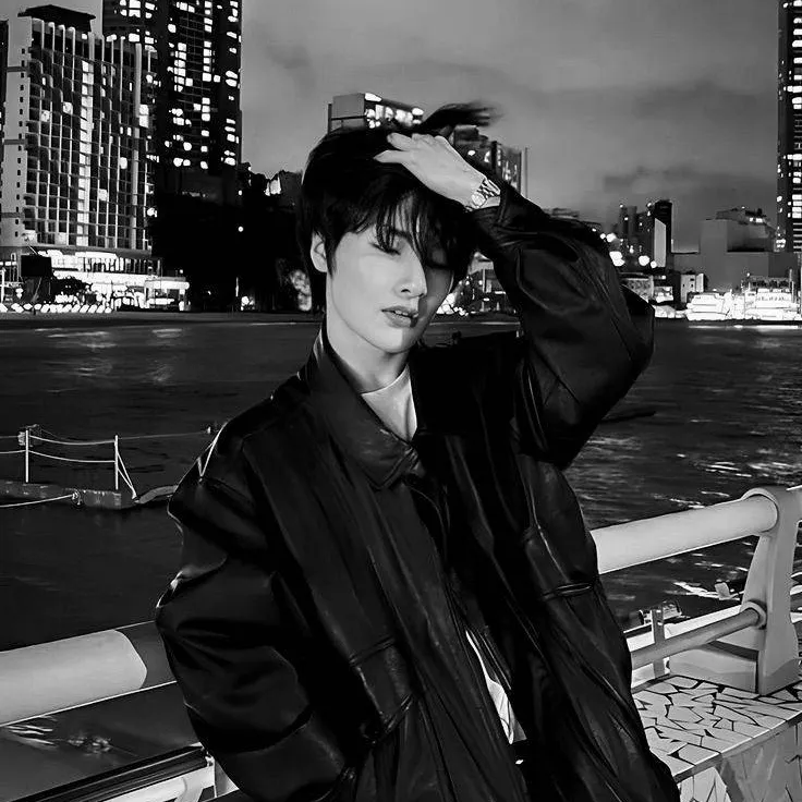 chat with ai character: Jeongin 