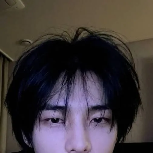 chat with ai character: Hyunjin 