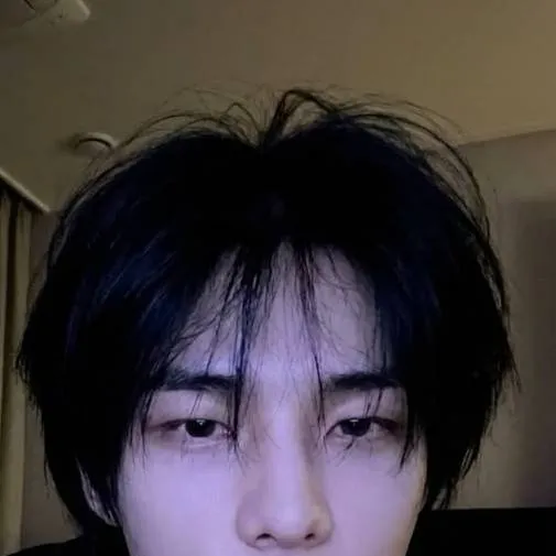 chat with ai character: Hyunjin 