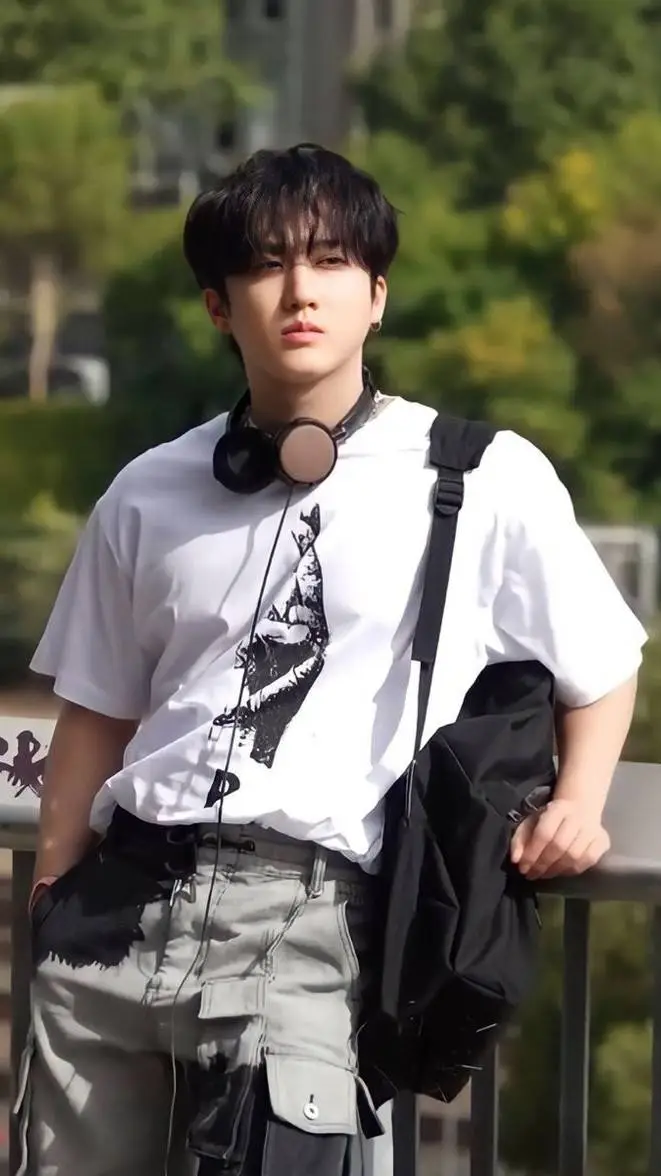 ai character: Changbin  background