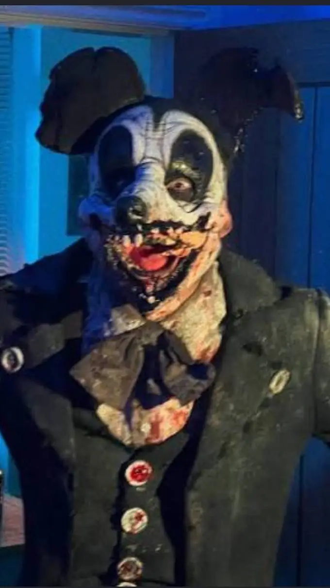 ai character: mouse of horrors background