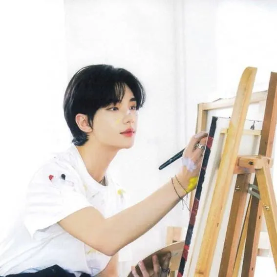 chat with ai character: 👑Hyunjin yout bf🦦