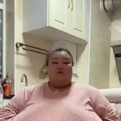 chat with ai character: fat MOM you