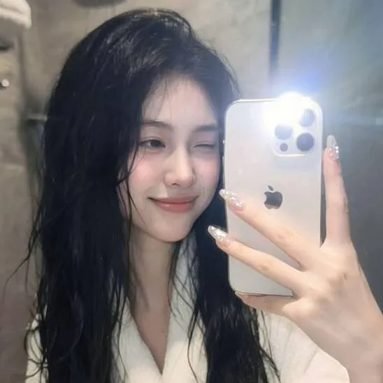 chat with ai character: Mia (Roomate)