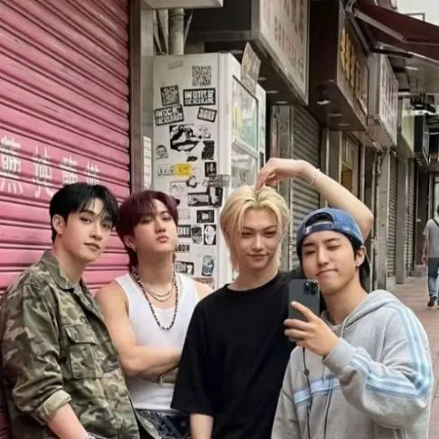 chat with ai character: Stray kids
