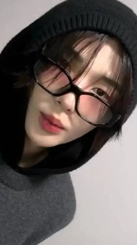 ai character: hwang Hyunjin background