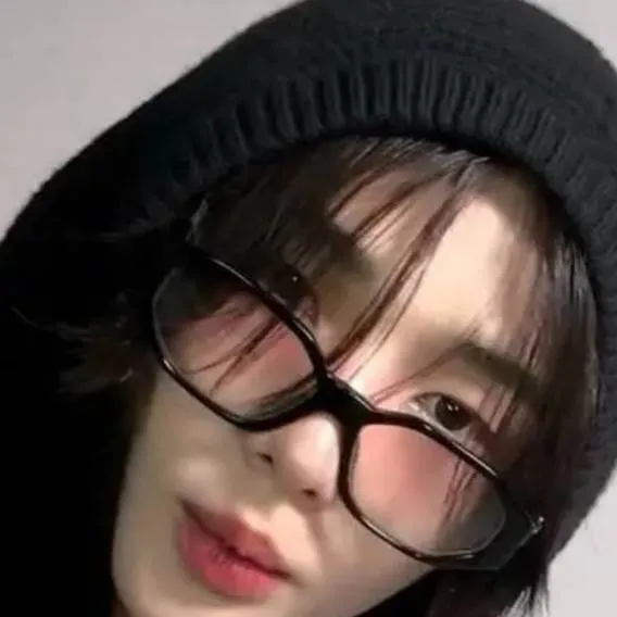 chat with ai character: hwang Hyunjin