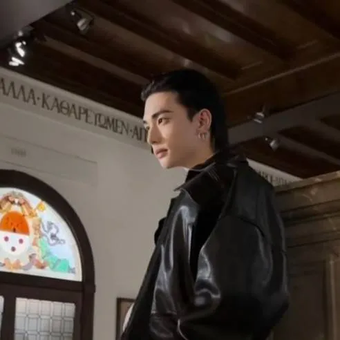 chat with ai character: Hwang Hyunji