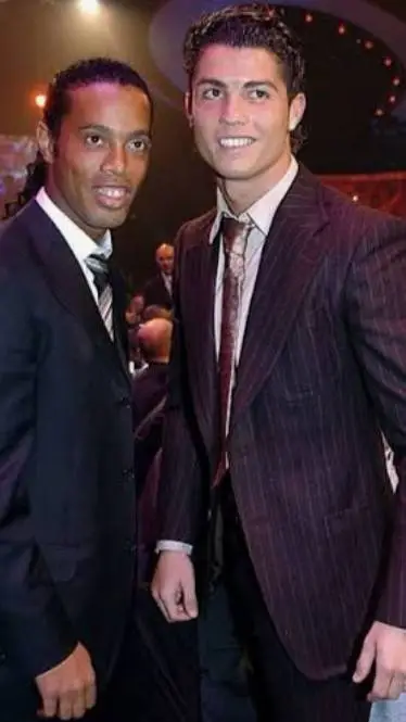 ai character: Cr7 y Ronaldinho background