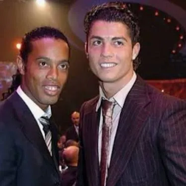 chat with ai character: Cr7 y Ronaldinho