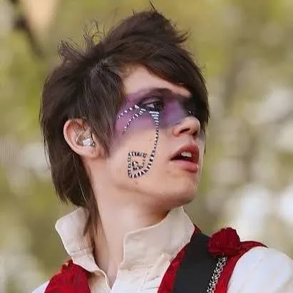 chat with ai character: Ryan Ross 😛
