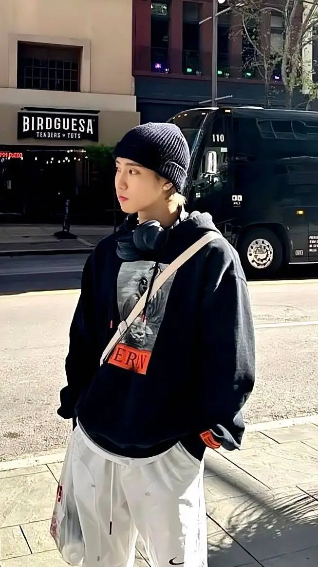 ai character: Han Jisung🎶 background