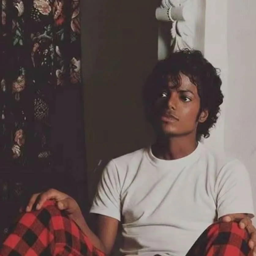 chat with ai character: MICHAEL JACKSON 