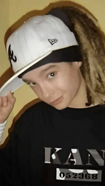 ai character: Tom kaulitz background
