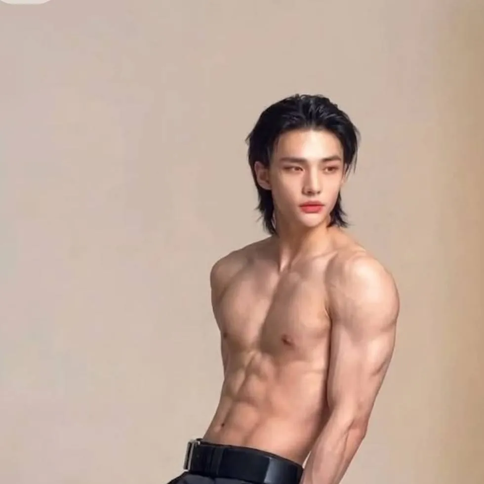 chat with ai character: hyunjin in lover