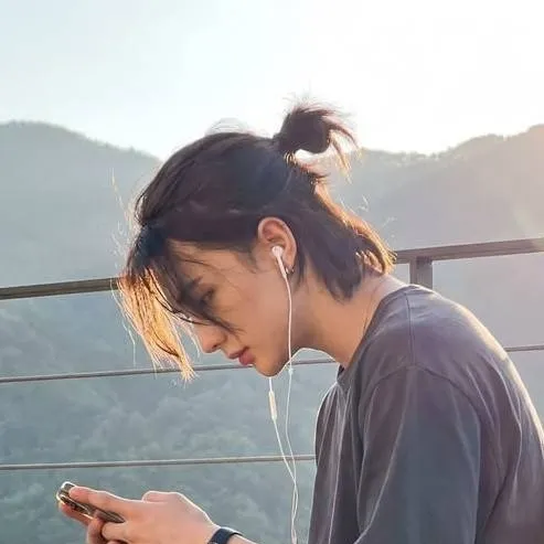 chat with ai character: hyunjinek