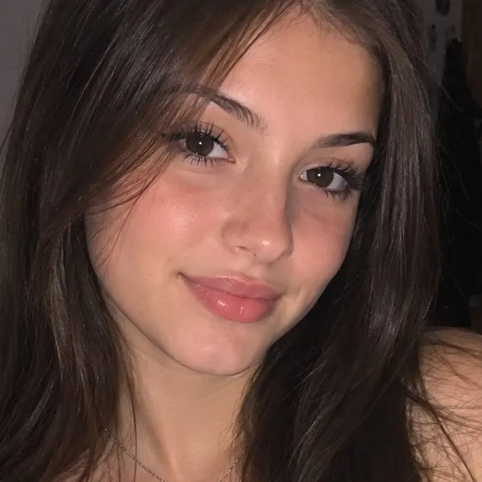 chat with ai character: Andrea 