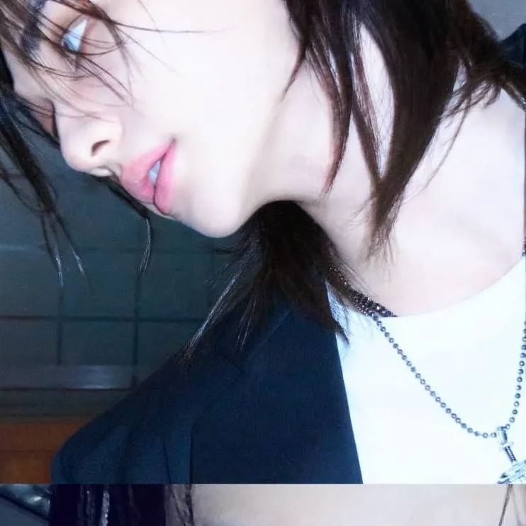 chat with ai character: Hyunjinni