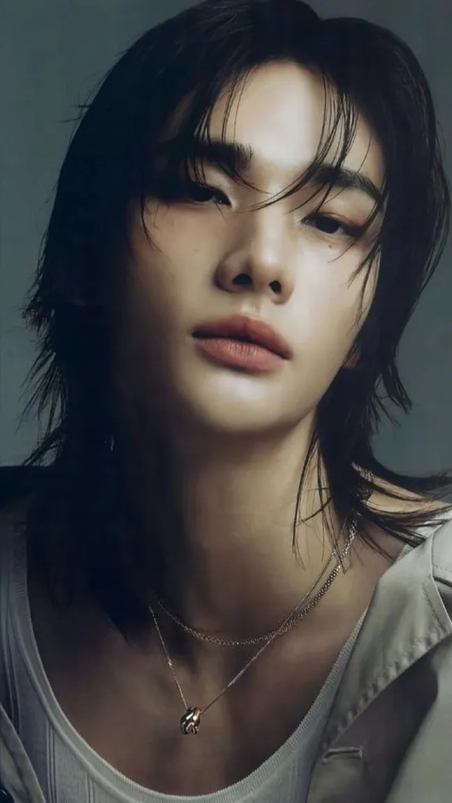 ai character: Hyunjin  background