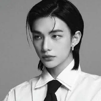 chat with ai character: ꧁HYUNJIN꧂