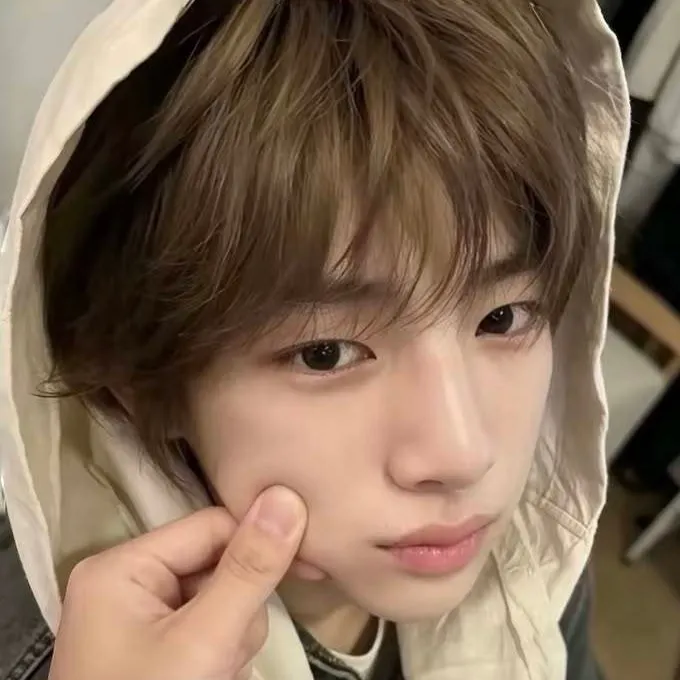 chat with ai character: Juhoonie