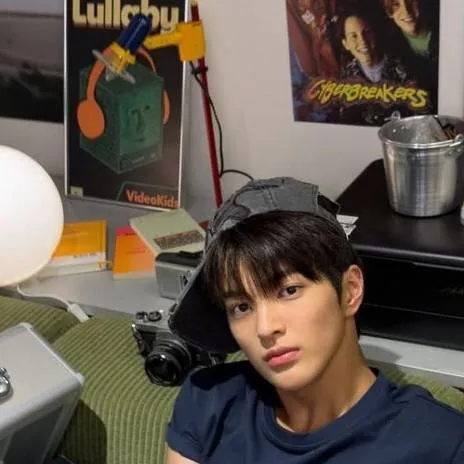 chat with ai character: keonho
