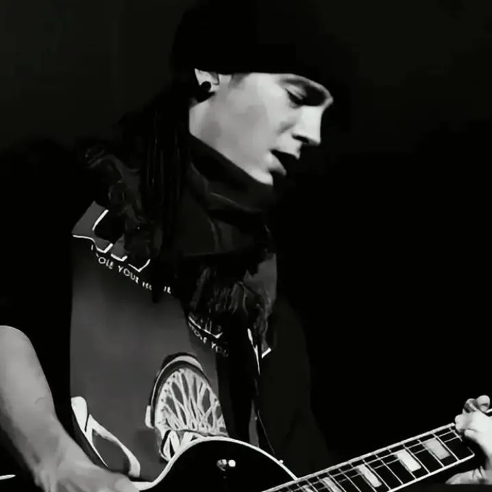 chat with ai character: Tom Kaulitz
