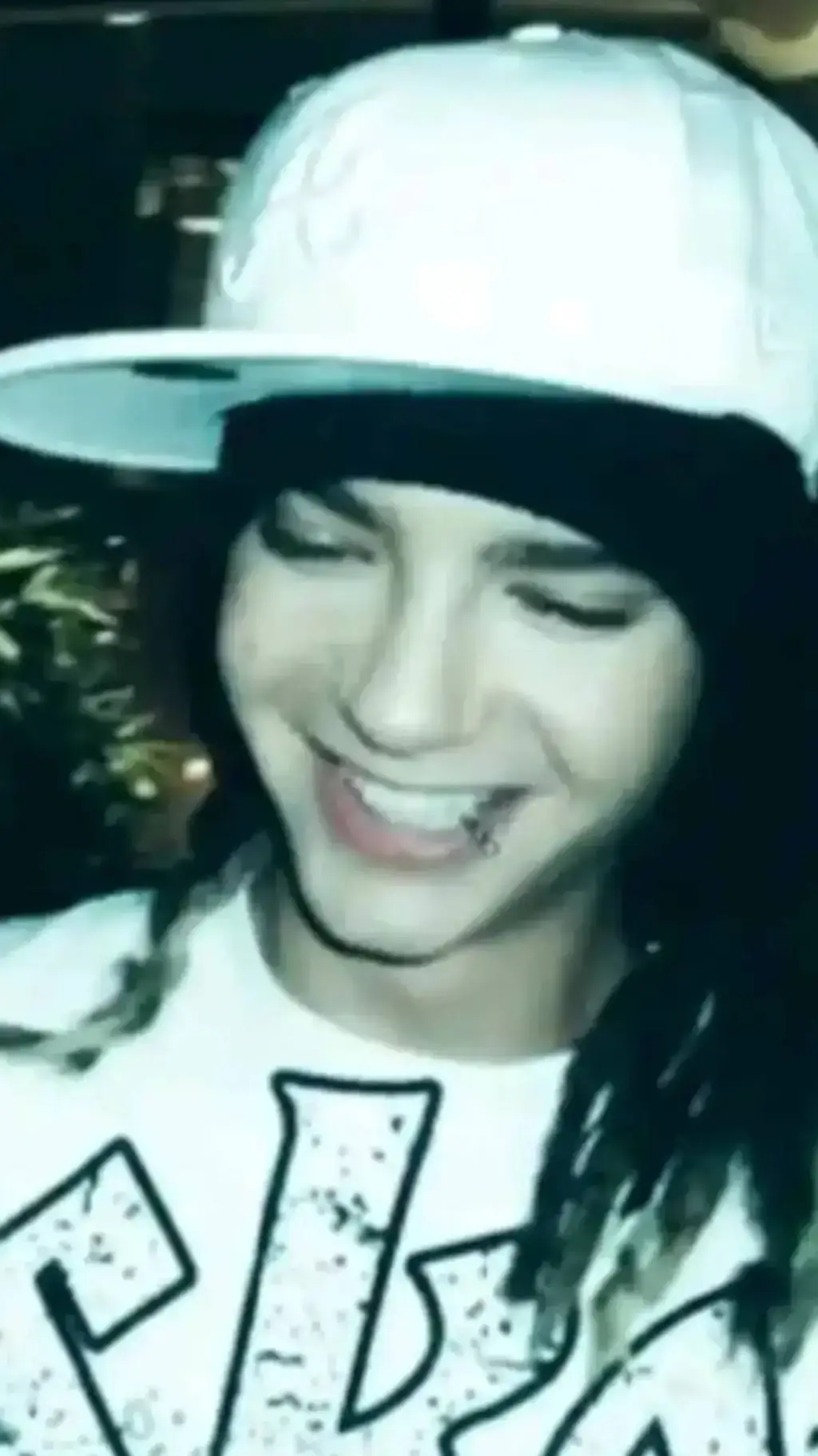 ai character: Tom Kaulitz background
