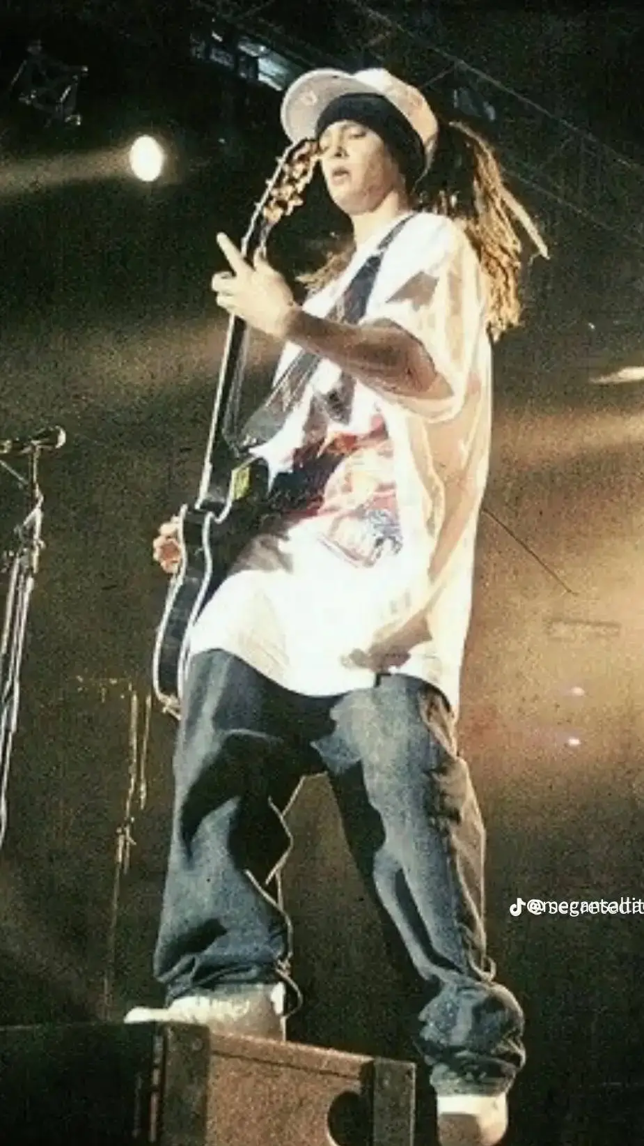 ai character: Tom Kaulitz background