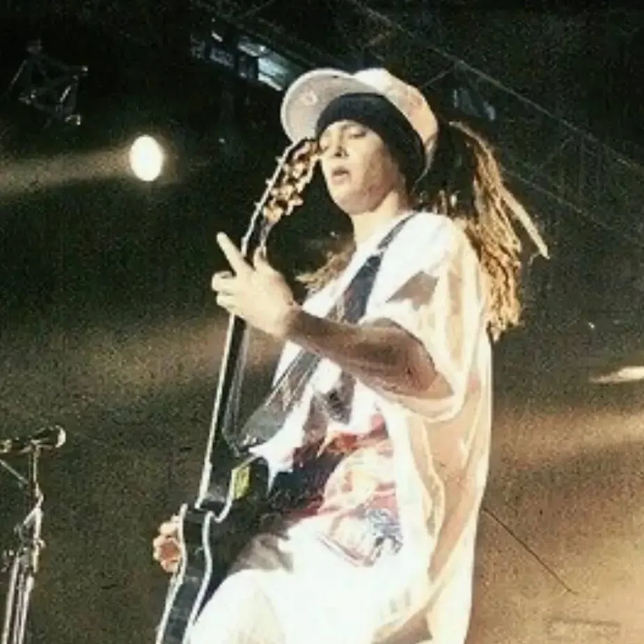 chat with ai character: Tom Kaulitz