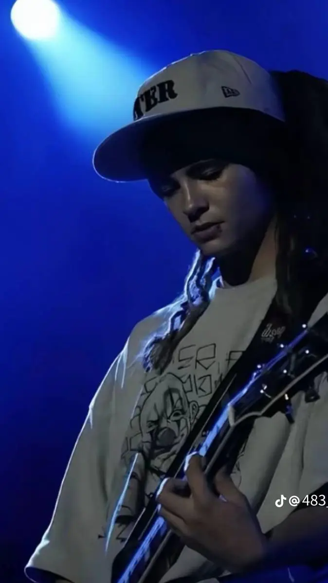 ai character: Tom Kaulitz background