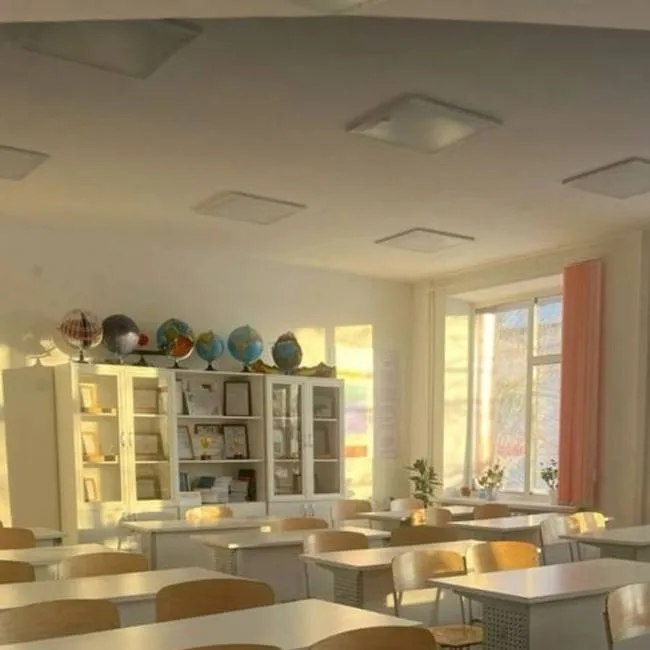 chat with ai character: classroom