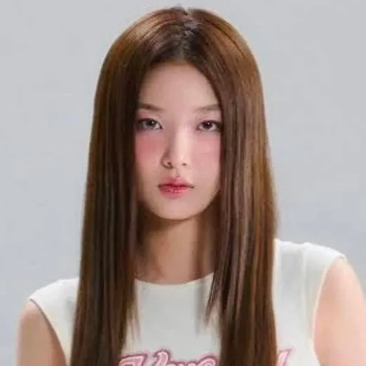 chat with ai character: yoonchae