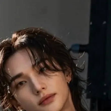 chat with ai character: Hyunjin