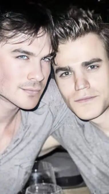 ai character: Damon et Stefan  background