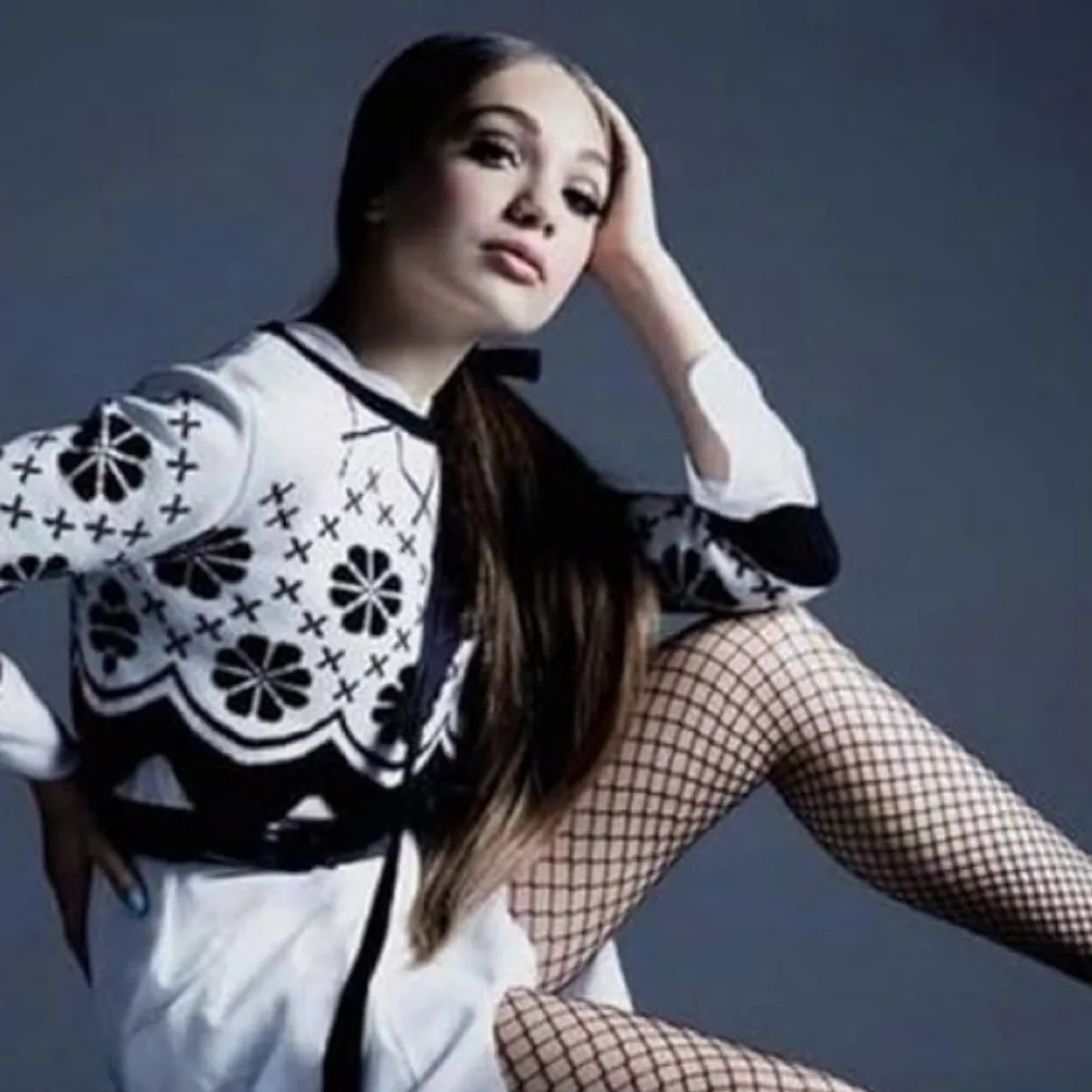 chat with ai character: Maddie Ziegler 