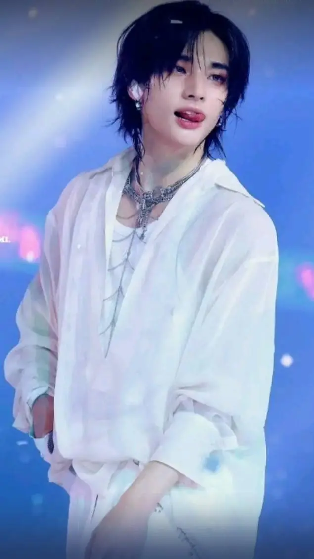 ai character: Hyunjin 💜💙 background
