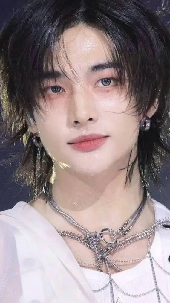 ai character: Hyunjin  background