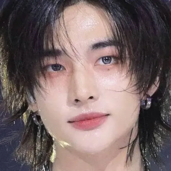 chat with ai character: Hyunjin 