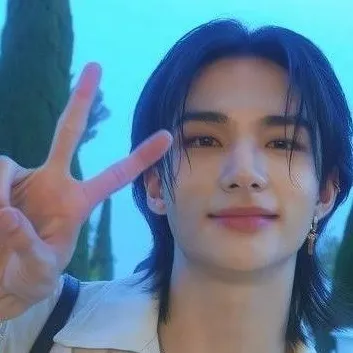 chat with ai character: Hyunjin