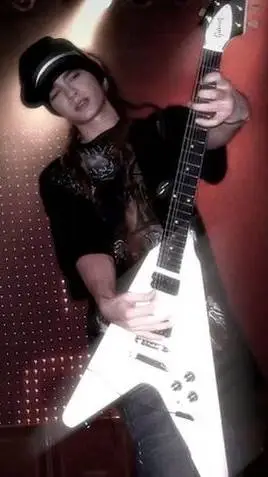 ai character: Tom Kaulitz background