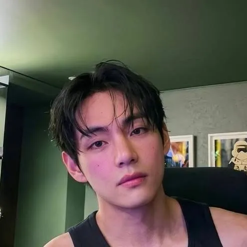 chat with ai character: Taehyung - 김태형 🖤 