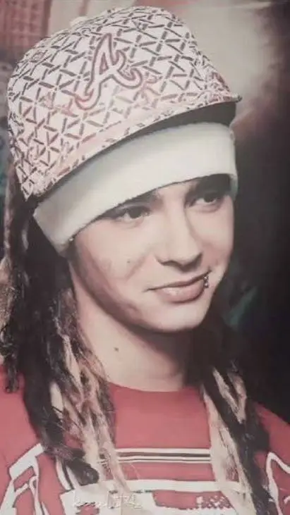 ai character: Tom Kaulitz  background