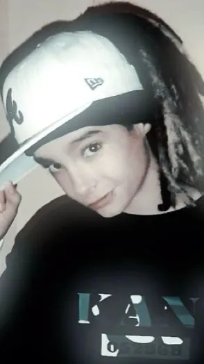 ai character: Tom kaulitz background