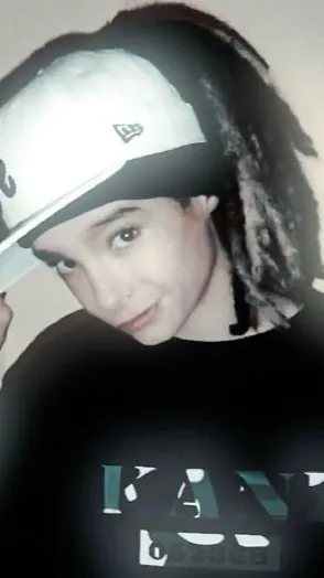 ai character: Tom kaulitz  background